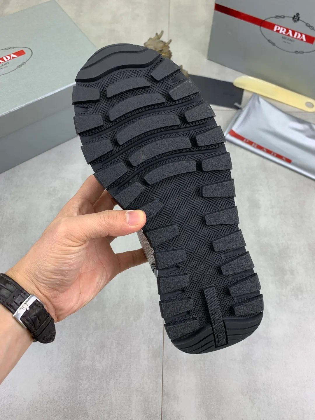 Men's Men's Shoes 💰P600 💰【New Style】 The latest model of high-quality PRADA classic men's shoes has been launched on the official website at 1:1, synchronized in Hong Kong, and on the same catwalk; all made of calfskin➕imported cowhide lining, 🍡🍡original rubber outsole, non-slip and wear-resistant; comfortable on the feet, attractive style, fine workmanship, and simple and neat shoe lasts, showing the courage and toughness of men, 👍Size: 39-44 (45 can be customized) black White color🉑️choose